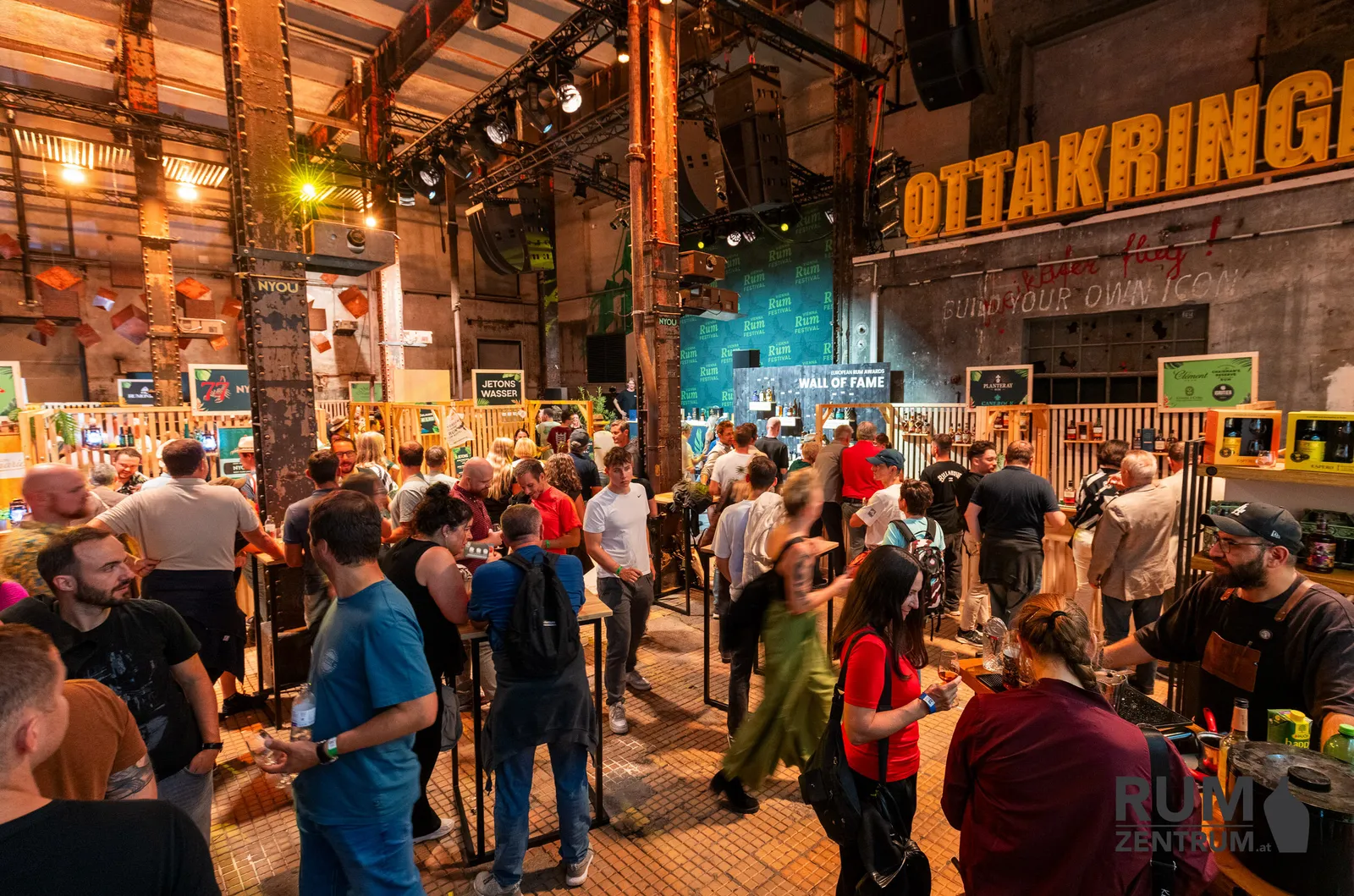Festivalová hala s návštěvníky u stánků