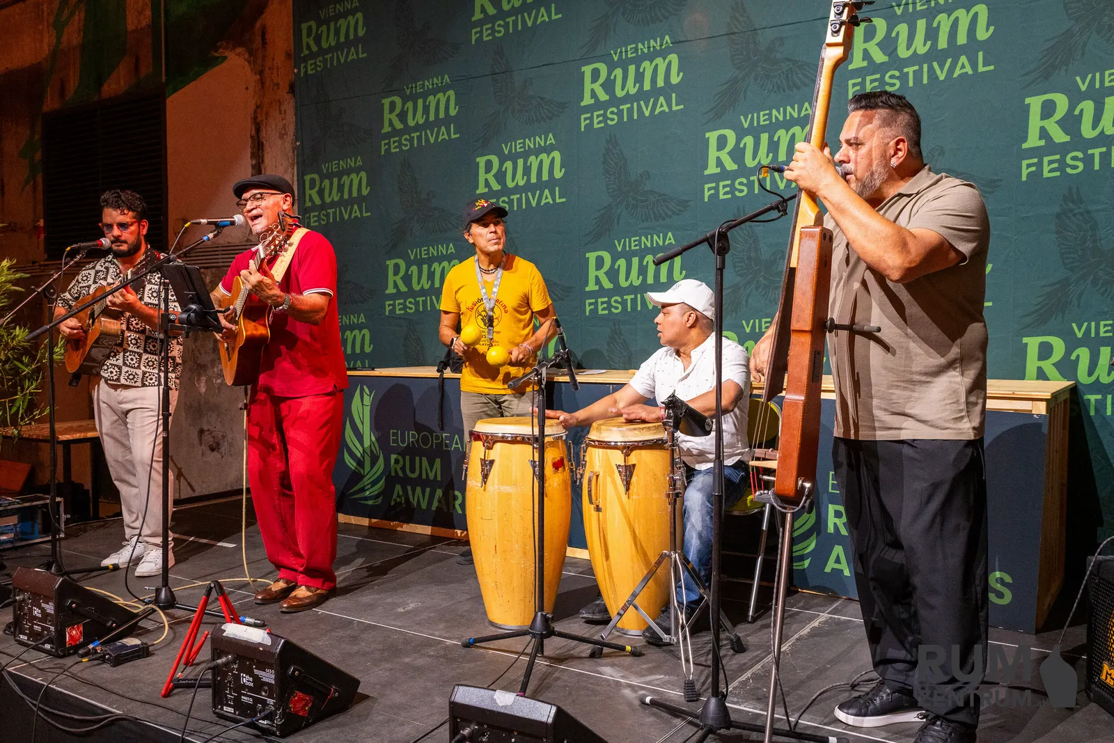 Latinskoamerická kapela na pódiu festivalu